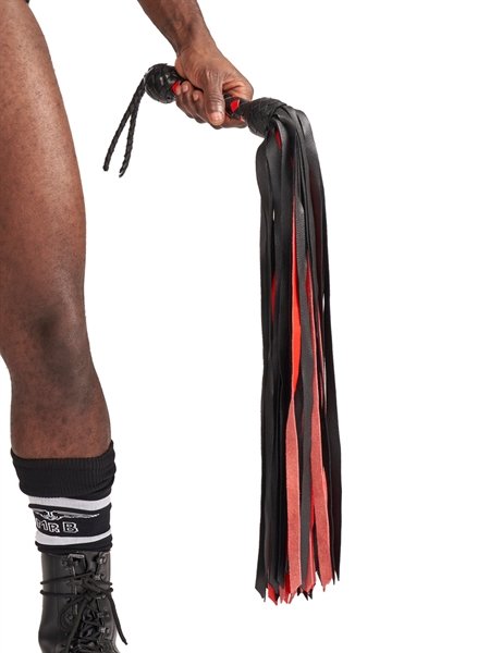 Lederflogger Impact Black Red – schwarz-rote Riemen und Griff in der Hand