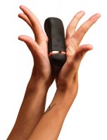 Anteprima: The Oh! Smart Vibrator schwarz – Größenansicht zwischen den Händen